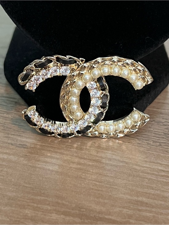 CHANEL Jewelry - CHANEL Gold-Tone Interlocking CC Brooch with Pearls and Crystals